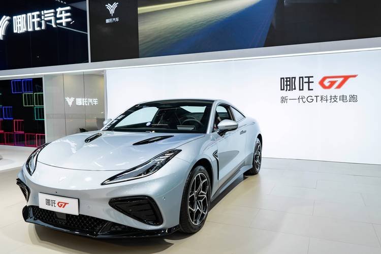 深圳72哪吒汽车在智能汽车领域的表现，领途汽车在新能源汽车市场中的影响力